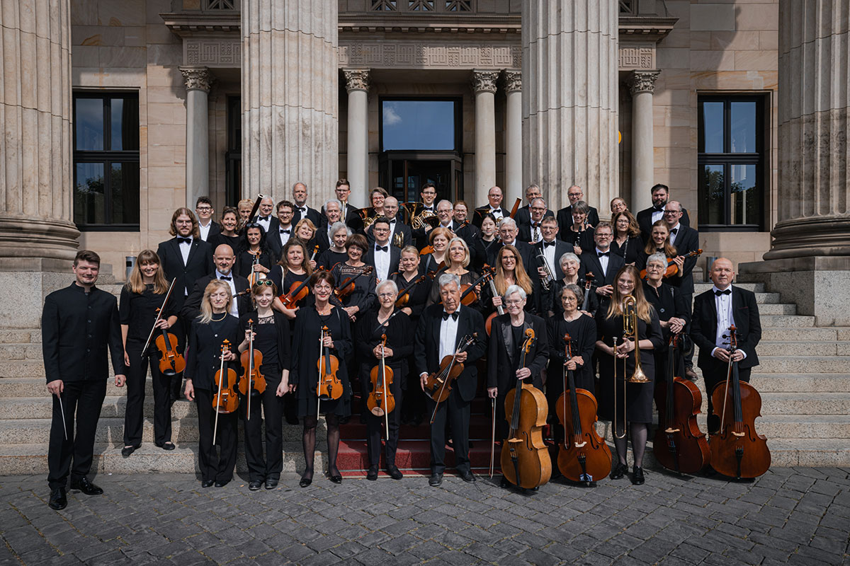 Wiesbadener-Sinfonieorcherster-mit-Dirigent-Moritz-Dindorf